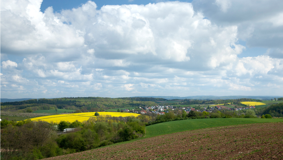 Landschaftsaufnahme von Tairnbach mit umliegenden Feldern